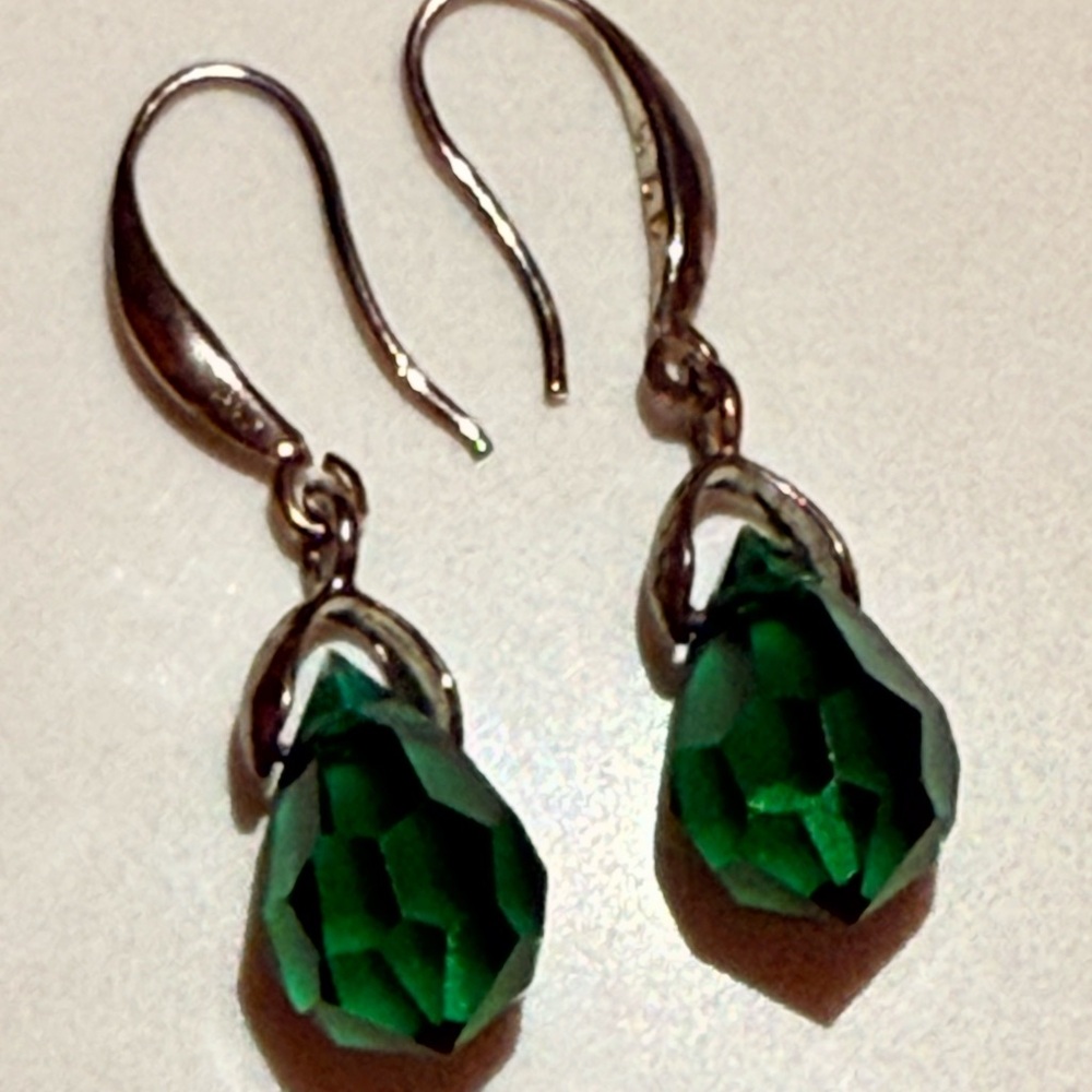 Chic Emerald Green Teardrop Earrings
